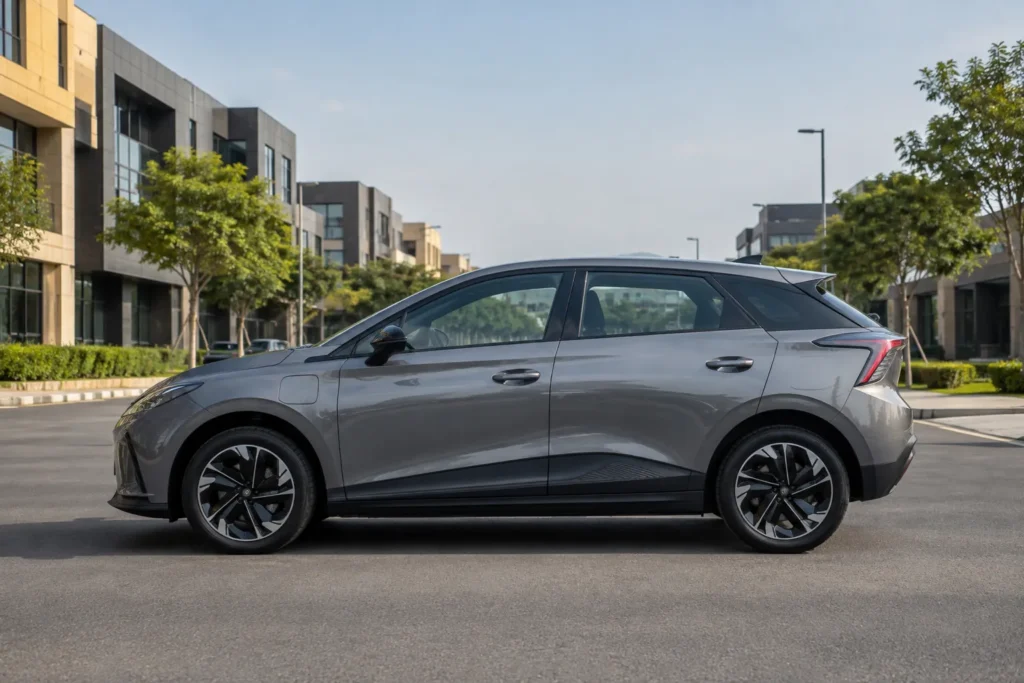 سيارة MG4 Electric من الجانب تُظهر التصميم الخارجي والأبعاد المدمجة