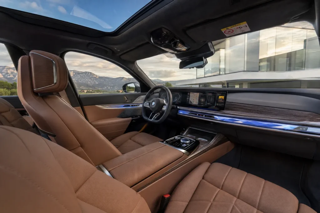 المقصورة الداخلية الفاخرة في BMW i7 مع شاشة BMW Curved Display والإضاءة المحيطية الذكية