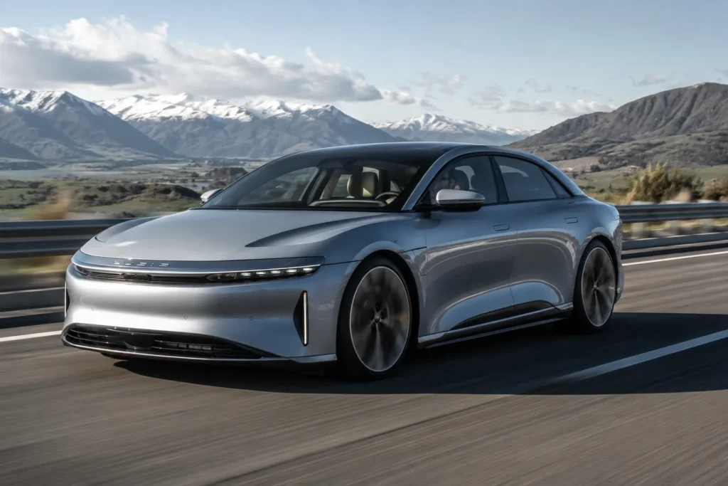 Lucid Air Grand Touring أثناء القيادة على طريق سريع مع إبراز الثبات والأداء.