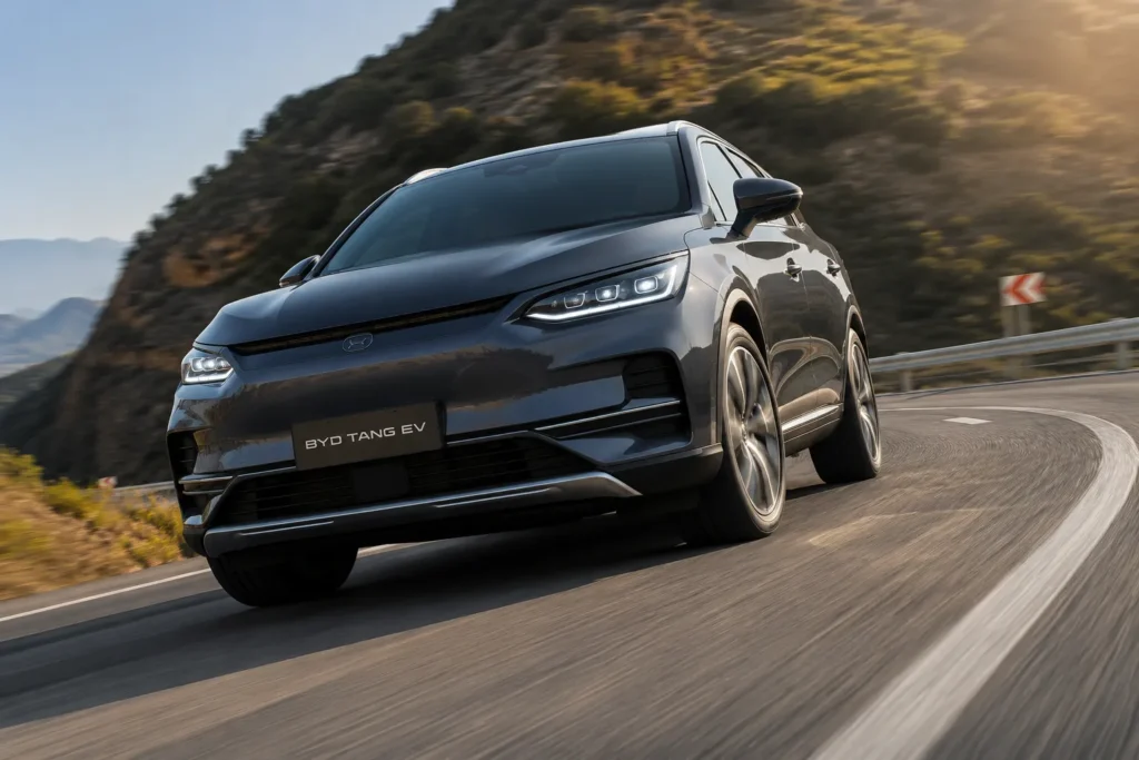 سيارة BYD Tang EV أثناء التسارع على طريق اختبار مع نظام الدفع الرباعي