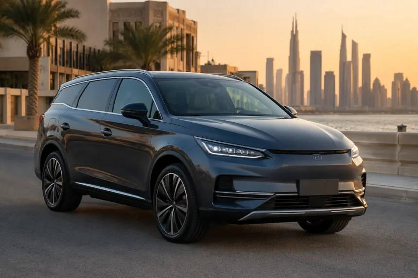 سيارة BYD Tang EV الكهربائية من زاوية أمامية ثلاثية الأرباع في بيئة حضرية حديثة