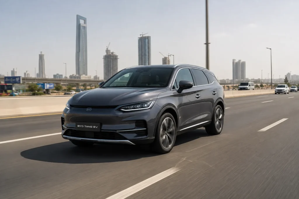سيارة BYD Tang EV تسير على طريق سريع في أجواء خليجية حارة