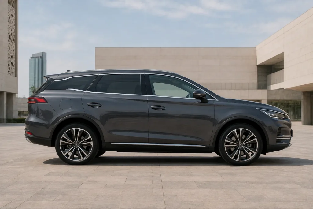سيارة BYD Tang EV الكهربائية من الجانب لإظهار حجمها وتصميم SUV الكبير