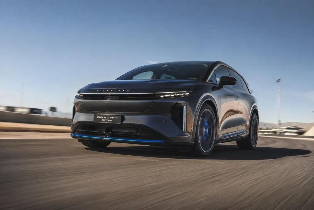 لوسيد Gravity GT-S أثناء القيادة لإظهار أدائها الرياضي