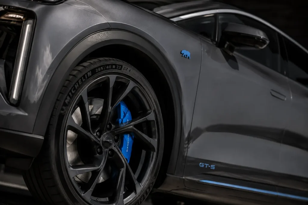 التفاصيل الرياضية الزرقاء وملاقط المكابح في لوسيد Gravity GT-S