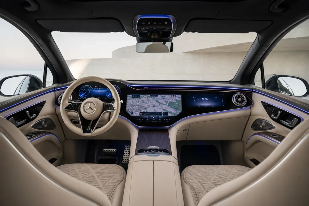 المقصورة الداخلية في Mercedes EQS SUV مع شاشة MBUX Hyperscreen والتصميم الفاخر