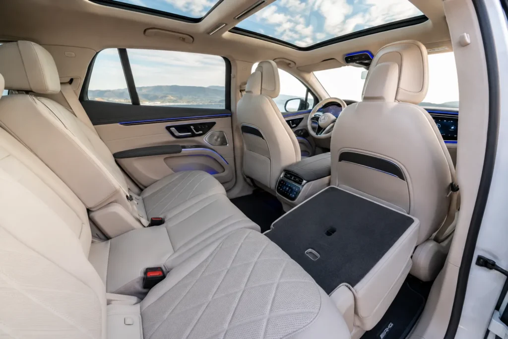 المقاعد الخلفية والمساحة الداخلية الواسعة في Mercedes EQS SUV المناسبة للعائلات