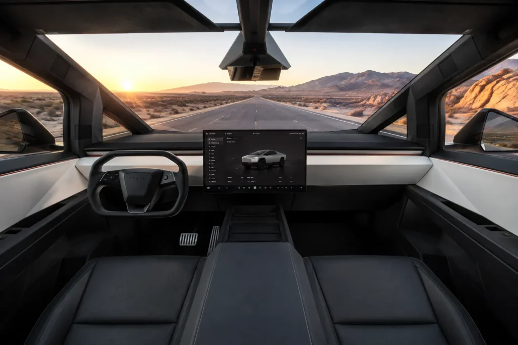 المقصورة الداخلية في Tesla Cybertruck مع الشاشة المركزية والتصميم البسيط