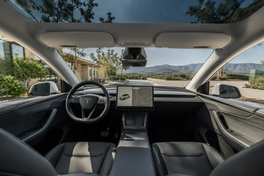 المقصورة الداخلية الحديثة في سيارة Tesla مع الشاشة المركزية الذكية