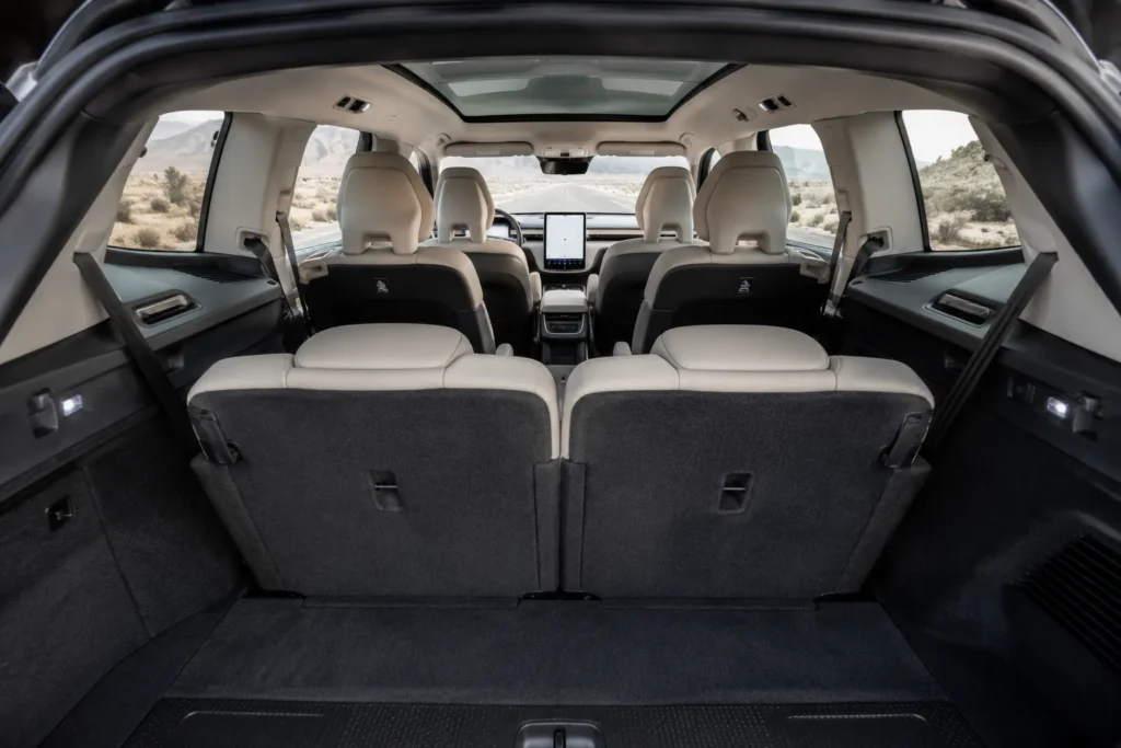 سيارة فولفو EX90 صُممت كـ SUV عائلية كبيرة بثلاثة صفوف