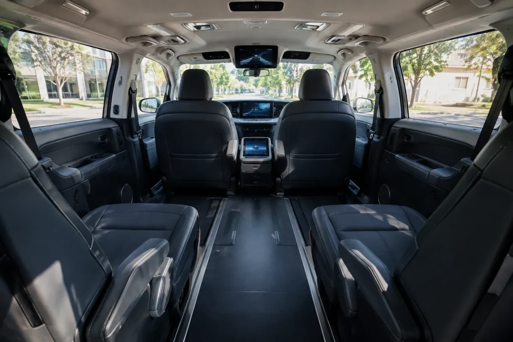 المقصورة الداخلية لسيارة Waymo Ojai المصممة لنقل الركاب