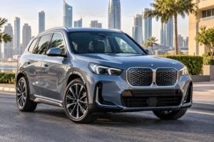 BMW iX1 الكهربائية من زاوية أمامية ثلاثية الأرباع في بيئة حضرية حديثة
