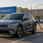 سيارة كهربائية متوقفة أمام شاحن سريع في موقف Walmart بعد فشل عملية الشحن