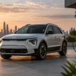 Kia Niro EV متوقفة أمام منزل عصري ومتصلة بشاحن كهربائي في أجواء خليجية