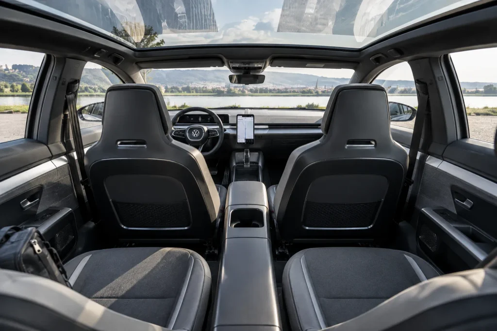 Volkswagen Mission Efficiency أثناء القيادة على طريق سريع في بيئة خليجية