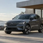فولفو EX40 الكهربائية بتصميم SUV عصري من الأمام بزاوية ثلاثية الأرباع