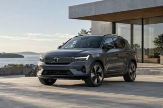 فولفو EX40 الكهربائية بتصميم SUV عصري من الأمام بزاوية ثلاثية الأرباع