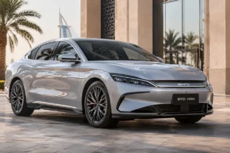 سيارة BYD Han الكهربائية بتصميم سيدان فاخر في الإمارات.