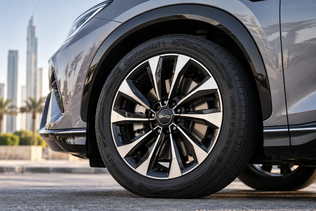 تفاصيل العجلة والإطار في BYD Sealion 7 مع إبراز تصميم الجنط وأهمية مقاس الإطارات في تكلفة التملك.
