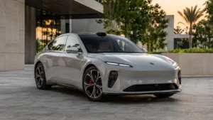 سيارة NIO ET5 الكهربائية السيدان بتصميم رياضي في موقع معماري حديث