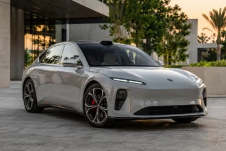 سيارة NIO ET5 الكهربائية السيدان بتصميم رياضي في موقع معماري حديث
